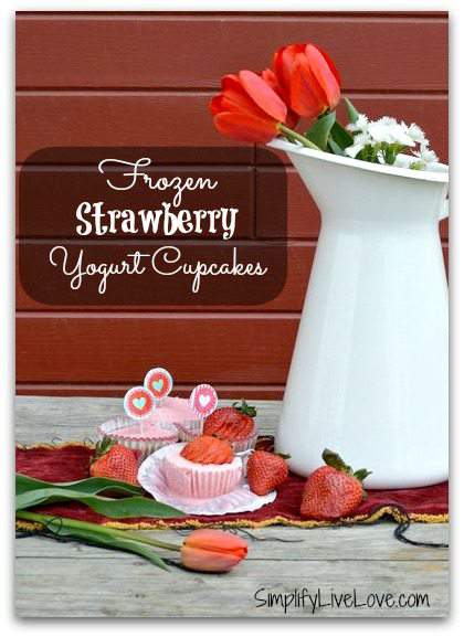 Frozen strawberry yogurt cupcakes