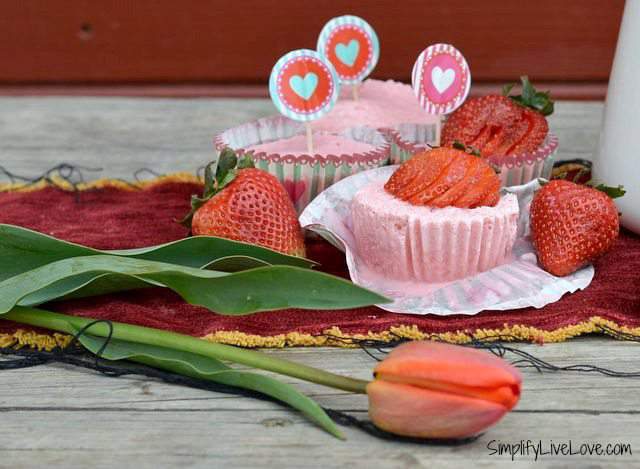 frozen srawberry yogurt cupcakes