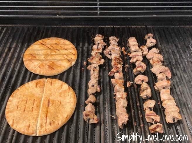 grelhe a carne shish e pão pita