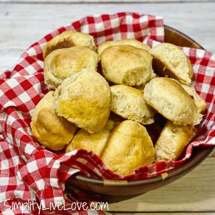 sourdough dinner rolls featured