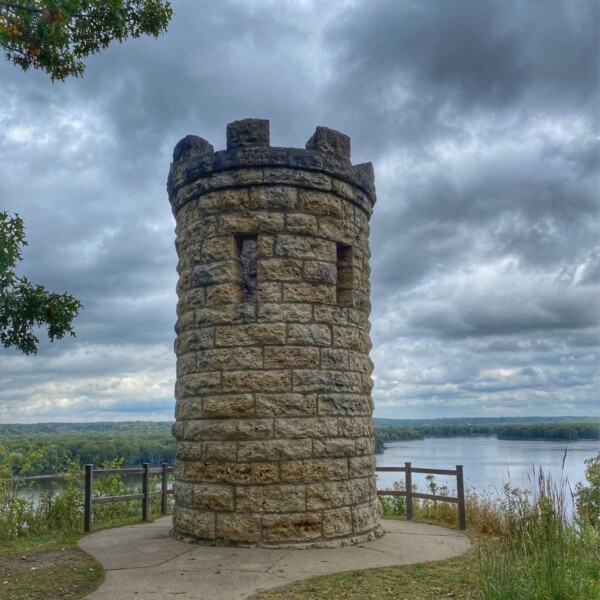 dubuque iowa tower overlooking the mississippi (1)