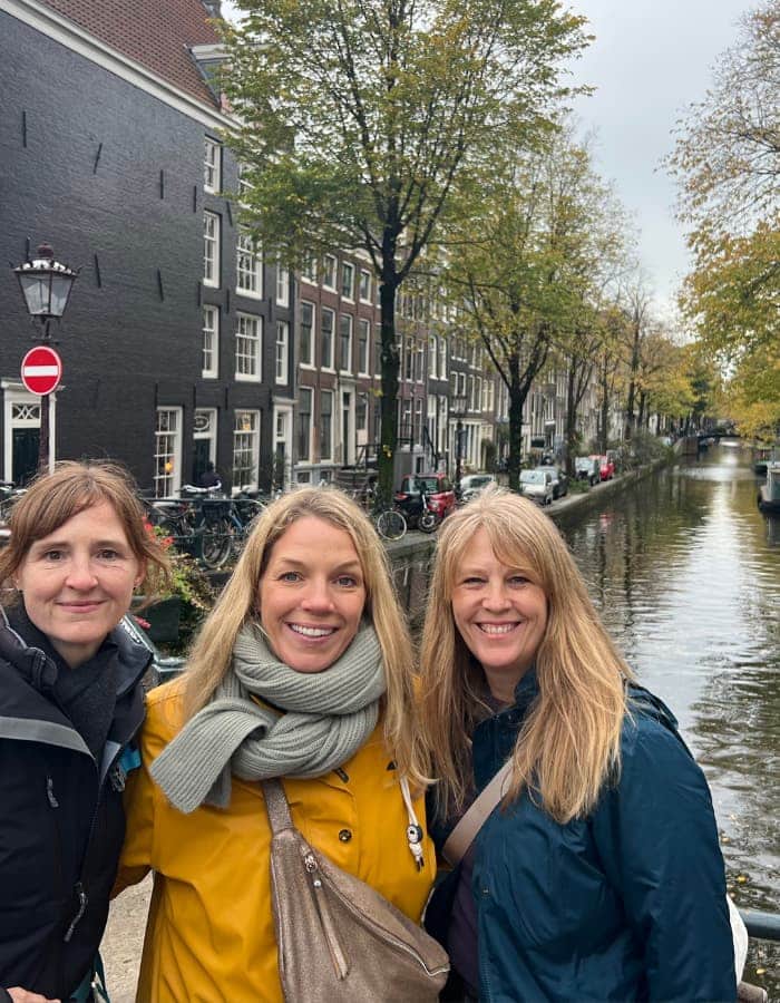 3 friends in Amsterdam on a walking tour of the Jewish Quarter