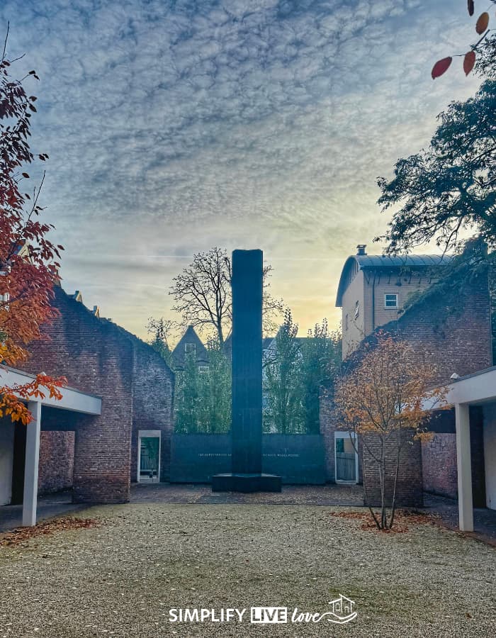 Hollandsche Schouwburg courtyard