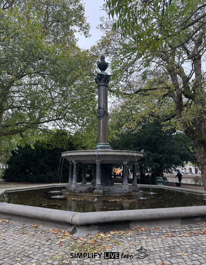 fountain in Wertheimpark Amsterdam