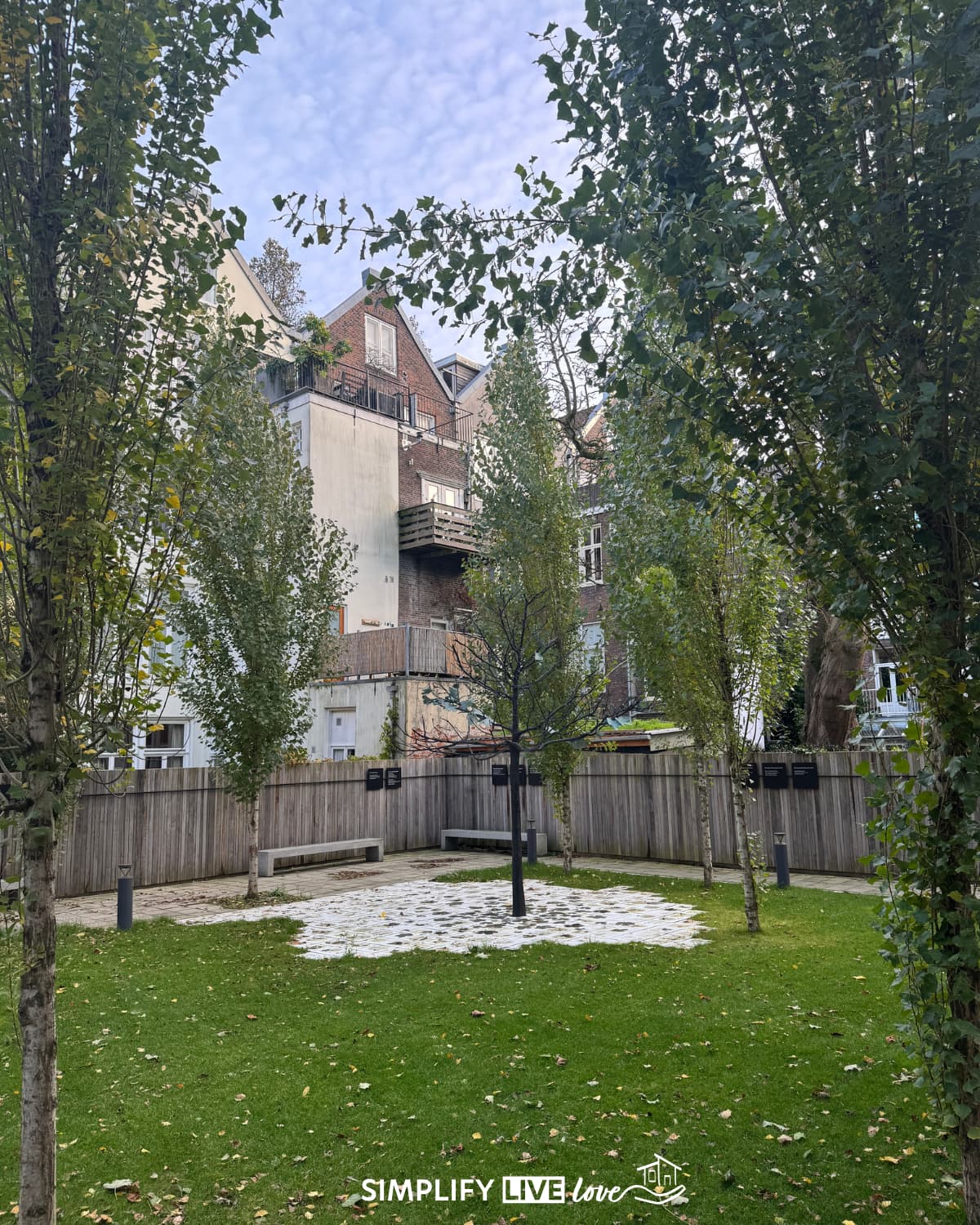 the back garden of Hollandsche Schouwburg where some people were able to take pictures of what was happening in the theater