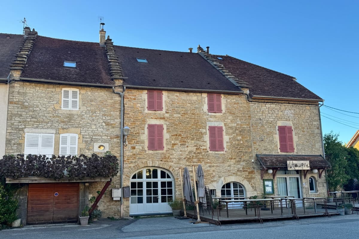 sparrow steps on houses in Passenans France